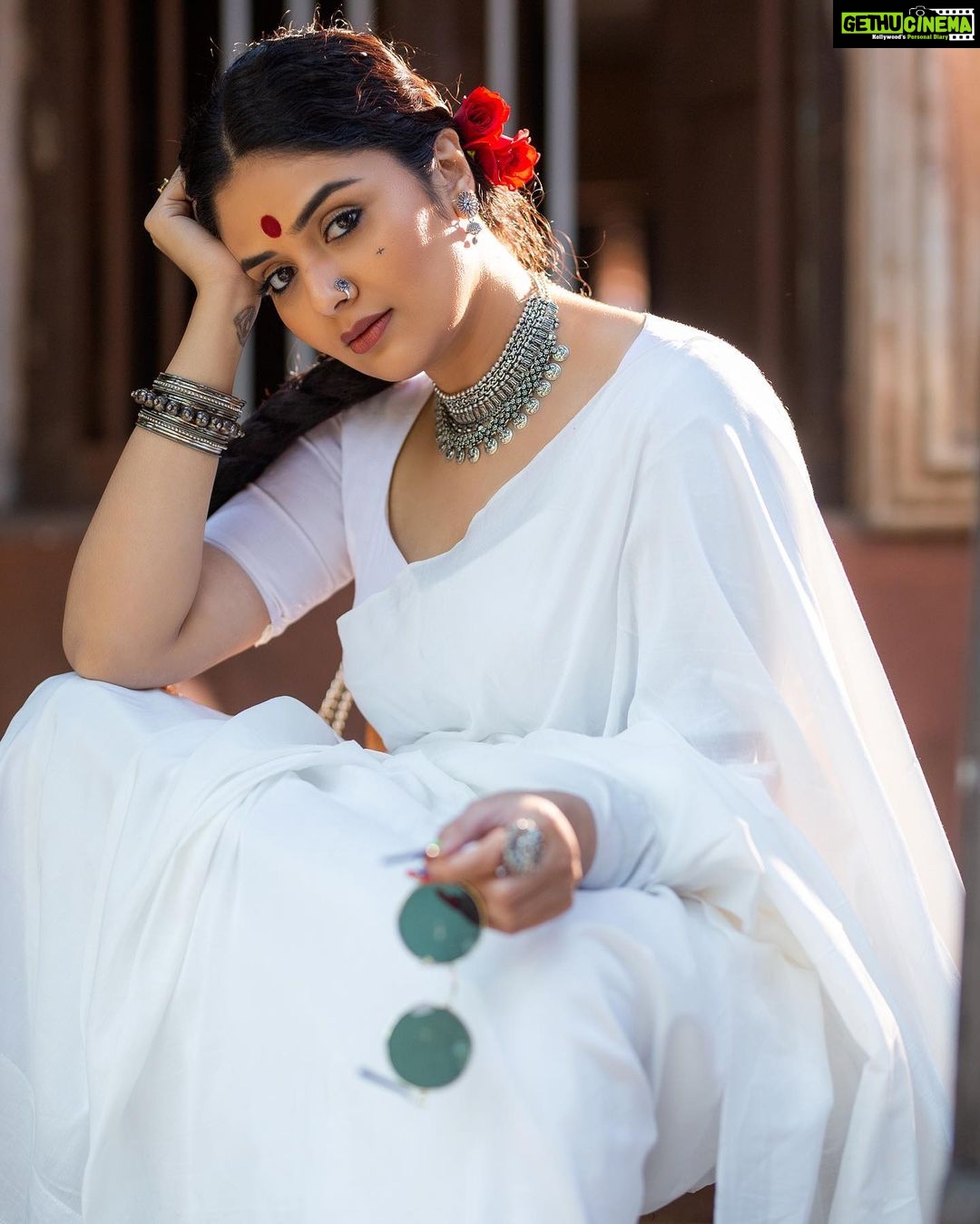 Sreemukhi Instagram - Gangubai is an emotion! ✨ Mr.&Mrs. On @etvtelugu2708 @gnapikaentertainments ✨ Styled by @greeshma_krishna.k Outfit @thefrillsandbows Jewellery @yuvi_collections PC @chinthuu_klicks Makeup @nookesh.malla Hair @mahi_brand_ #sreemukhi #mr.&mrs #etv #gnapikaentertainments #styledbygkk