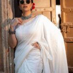 Sreemukhi Instagram - Gangubai is an emotion! ✨ Mr.&Mrs. On @etvtelugu2708 @gnapikaentertainments ✨ Styled by @greeshma_krishna.k Outfit @thefrillsandbows Jewellery @yuvi_collections PC @chinthuu_klicks Makeup @nookesh.malla Hair @mahi_brand_ #sreemukhi #mr.&mrs #etv #gnapikaentertainments #styledbygkk