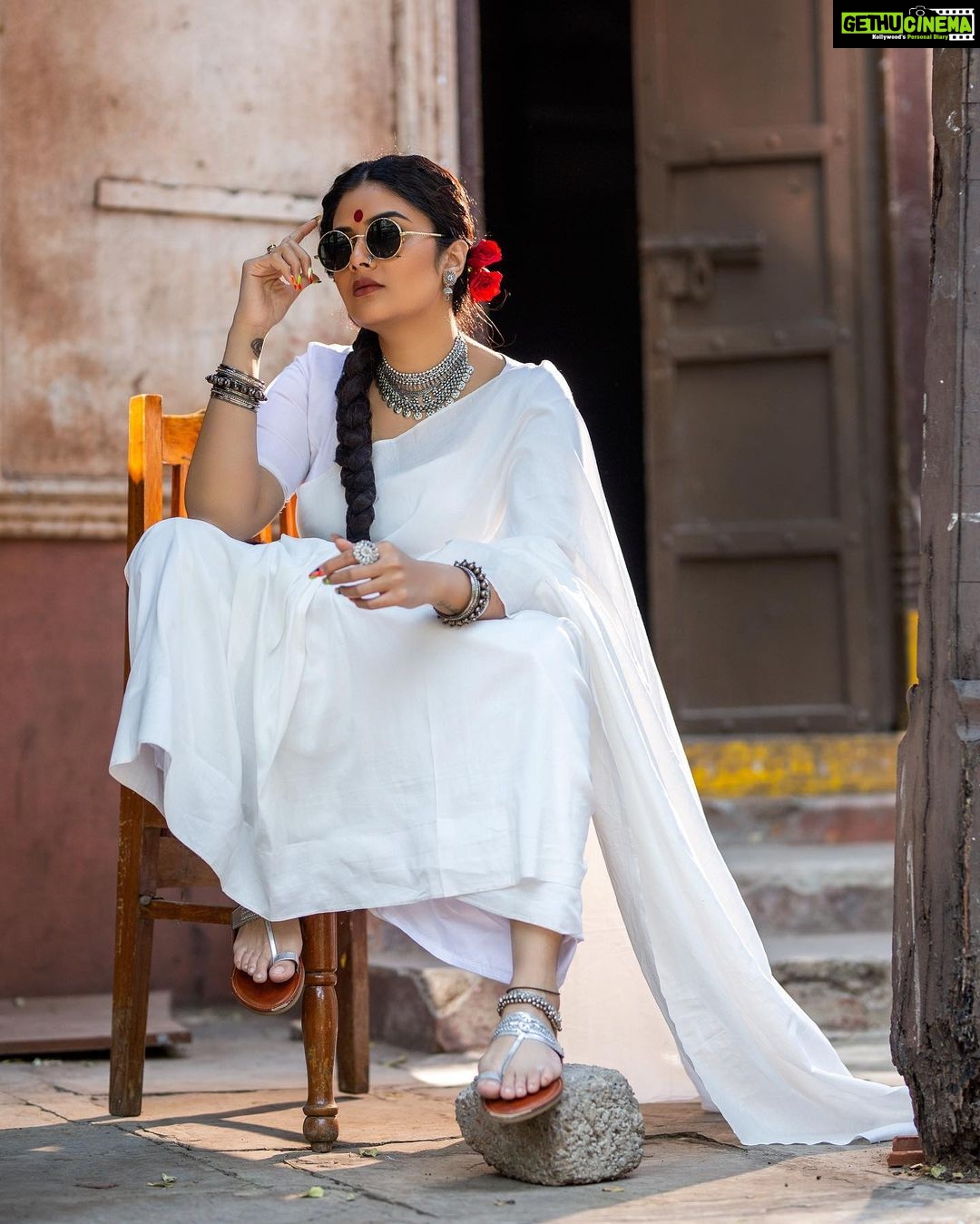 Sreemukhi Instagram - Gangubai is an emotion! ✨ Mr.&Mrs. On @etvtelugu2708 @gnapikaentertainments ✨ Styled by @greeshma_krishna.k Outfit @thefrillsandbows Jewellery @yuvi_collections PC @chinthuu_klicks Makeup @nookesh.malla Hair @mahi_brand_ #sreemukhi #mr.&mrs #etv #gnapikaentertainments #styledbygkk