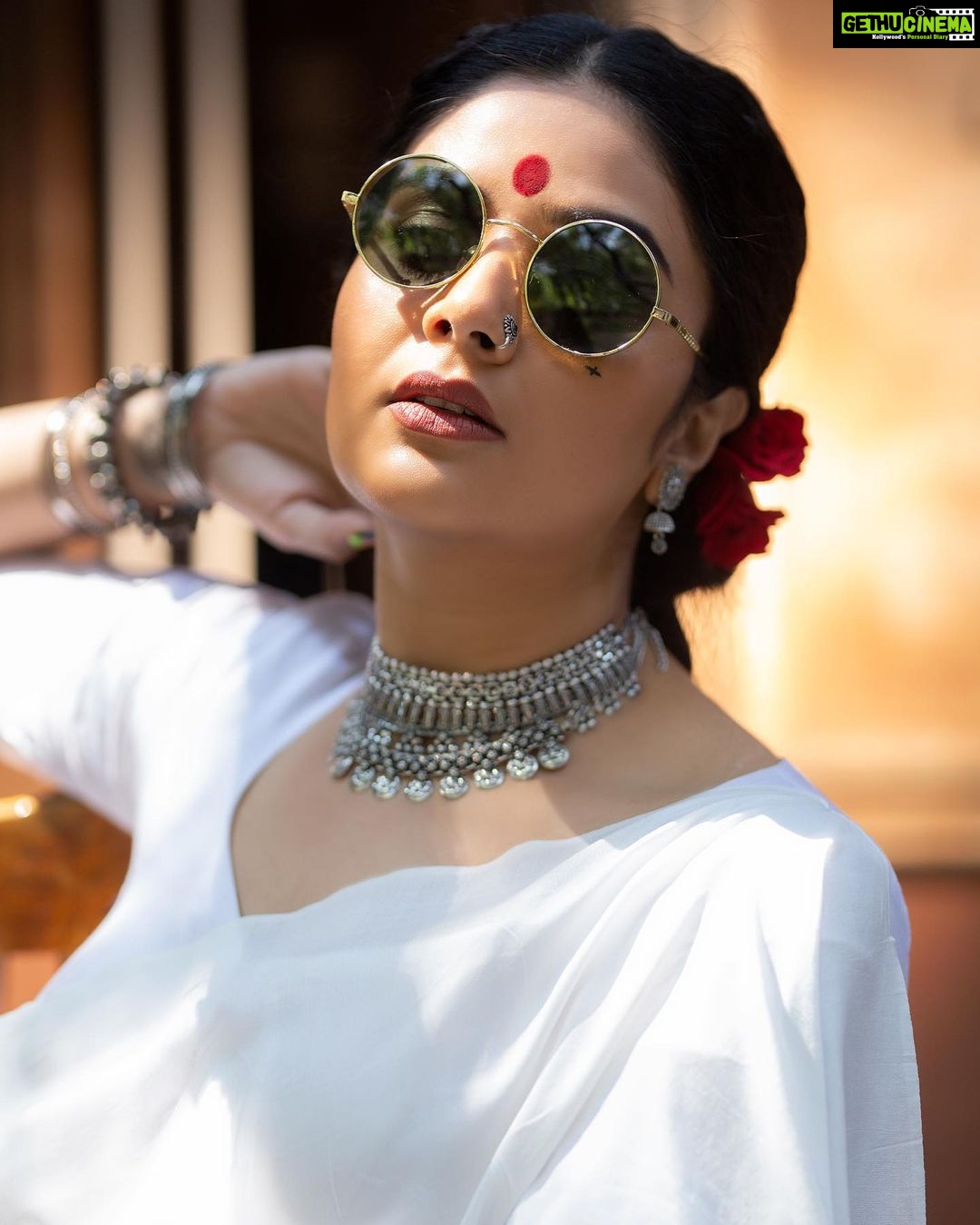Sreemukhi Instagram - Gangubai is an emotion! ✨ Mr.&Mrs. On @etvtelugu2708 @gnapikaentertainments ✨ Styled by @greeshma_krishna.k Outfit @thefrillsandbows Jewellery @yuvi_collections PC @chinthuu_klicks Makeup @nookesh.malla Hair @mahi_brand_ #sreemukhi #mr.&mrs #etv #gnapikaentertainments #styledbygkk