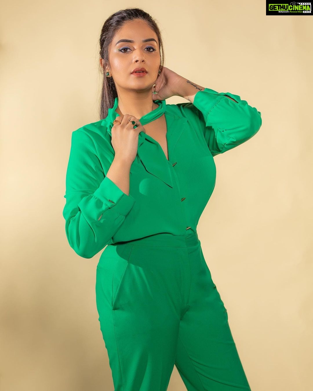 Sreemukhi Instagram - Dance ikon ✨ On @ahavideoin ✨ @oak_entertainments Styled by @greeshma_krishna.k PC @chinthuu_klicks Make up @nookesh.malla Hair - @mahi_brand_ #sreemukhi #danceikon #aha #oakentertainments #styledbygkk