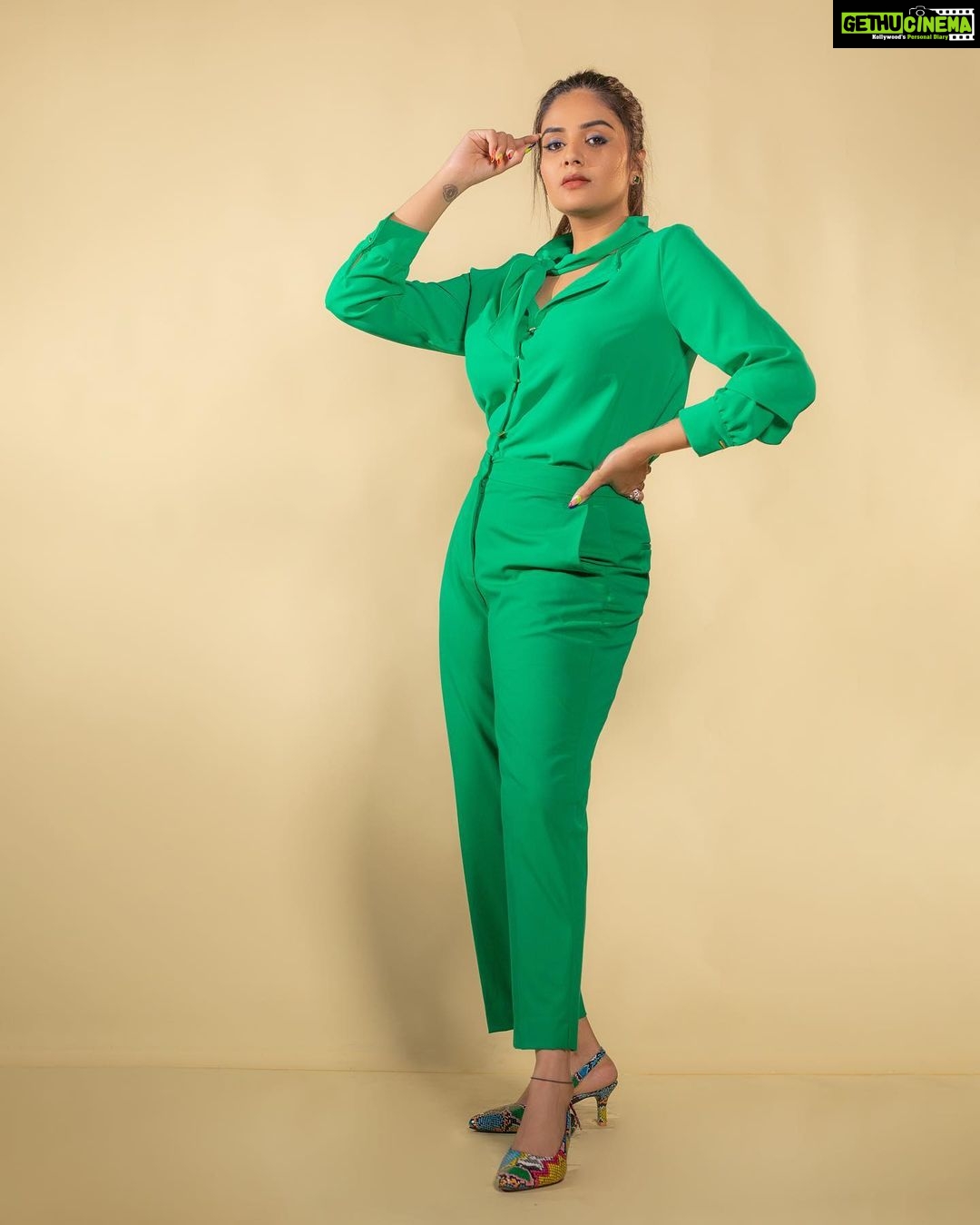 Sreemukhi Instagram - Dance ikon ✨ On @ahavideoin ✨ @oak_entertainments Styled by @greeshma_krishna.k PC @chinthuu_klicks Make up @nookesh.malla Hair - @mahi_brand_ #sreemukhi #danceikon #aha #oakentertainments #styledbygkk