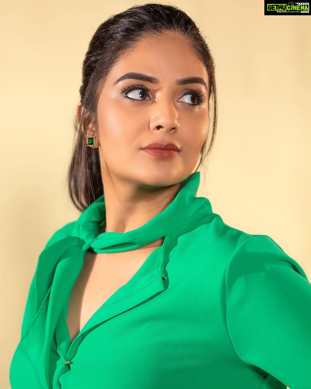 Sreemukhi Instagram - Dance ikon ✨ On @ahavideoin ✨ @oak_entertainments Styled by @greeshma_krishna.k PC @chinthuu_klicks Make up @nookesh.malla Hair - @mahi_brand_ #sreemukhi #danceikon #aha #oakentertainments #styledbygkk