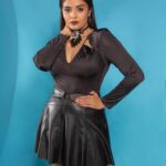 Sreemukhi Instagram - Dance ikon ✨ On @ahavideoin ✨ @oak_entertainments Styled by @greeshma_krishna.k PC @chinthuu_klicks Make up @nookesh.malla Hair - @mahi_brand_ #sreemukhi #danceikon #aha #oakentertainments #styledbygkk