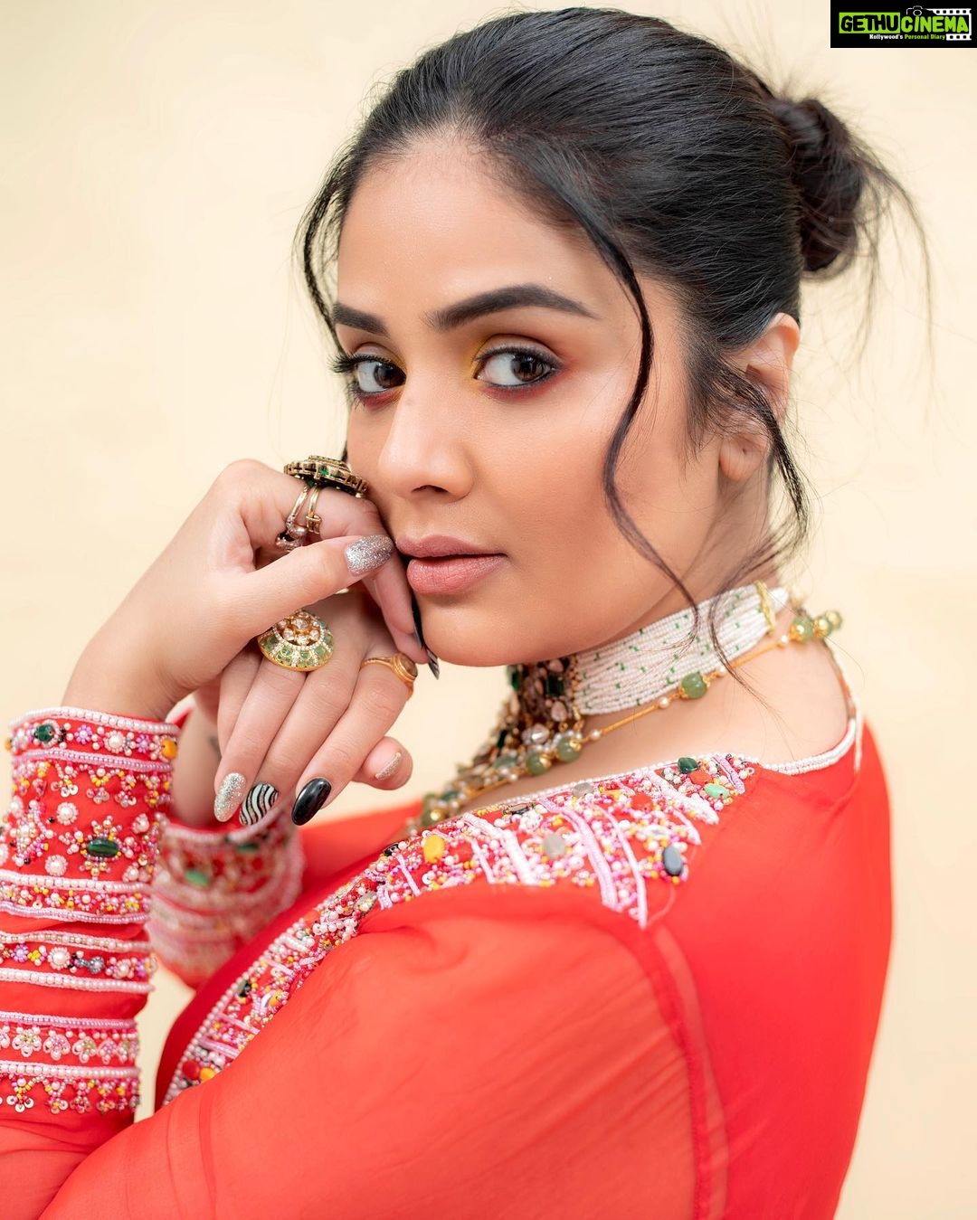 Sreemukhi Instagram - Dance ikon ✨ On @ahavideoin ✨ @oak_entertainments Styled by @greeshma_krishna.k Outfit - @maghuva.studio Jewellery - @karnikajewelshyd PC @chinthuu_klicks Make up @nookesh.malla Hair - @mahi_brand_ #sreemukhi #danceikon #aha #oakentertainments #styledbygkk
