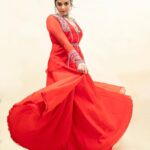 Sreemukhi Instagram - Dance ikon ✨ On @ahavideoin ✨ @oak_entertainments Styled by @greeshma_krishna.k Outfit - @maghuva.studio Jewellery - @karnikajewelshyd PC @chinthuu_klicks Make up @nookesh.malla Hair - @mahi_brand_ #sreemukhi #danceikon #aha #oakentertainments #styledbygkk