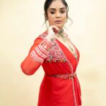 Sreemukhi Instagram - Dance ikon ✨ On @ahavideoin ✨ @oak_entertainments Styled by @greeshma_krishna.k Outfit - @maghuva.studio Jewellery - @karnikajewelshyd PC @chinthuu_klicks Make up @nookesh.malla Hair - @mahi_brand_ #sreemukhi #danceikon #aha #oakentertainments #styledbygkk