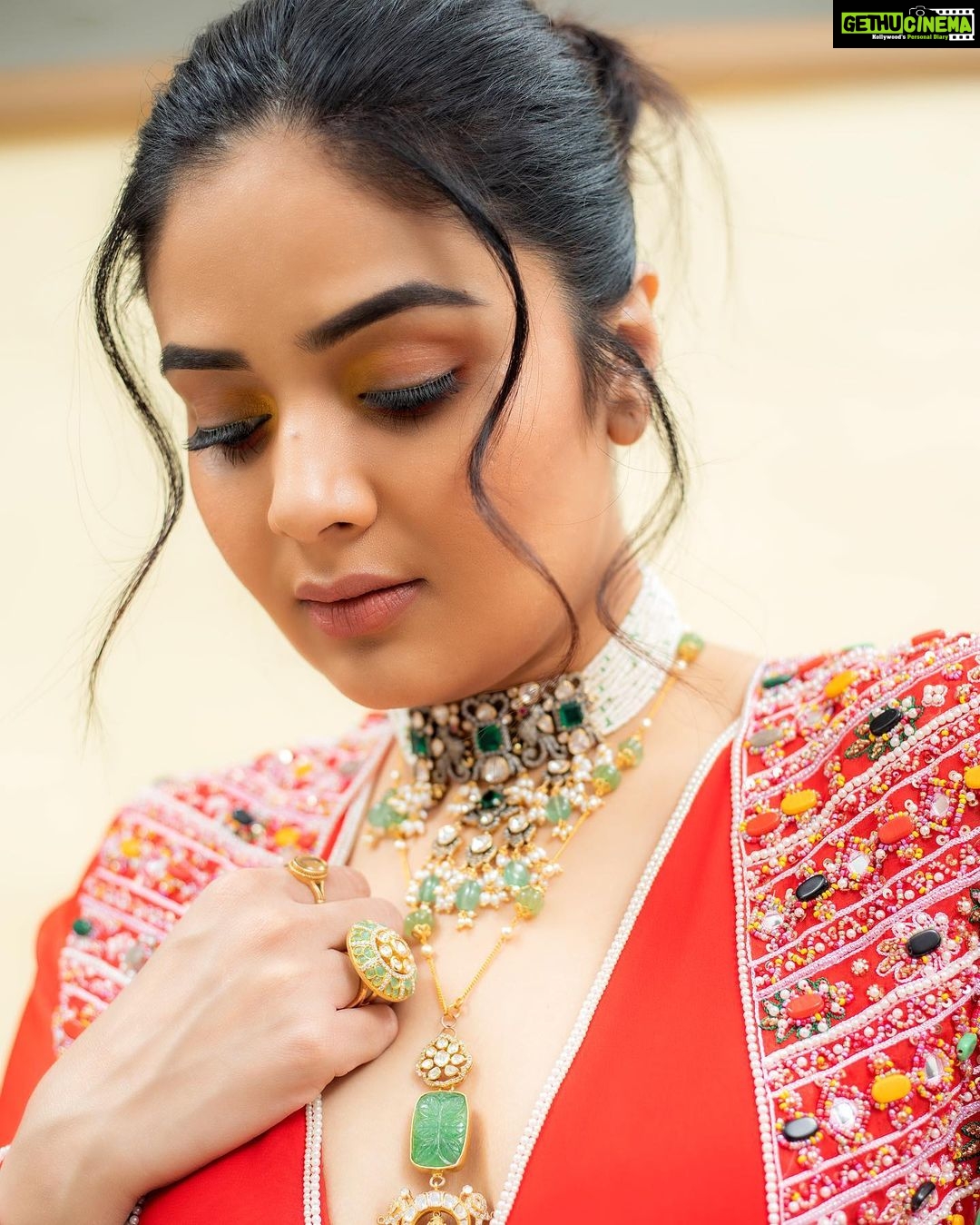 Sreemukhi Instagram - Dance ikon ✨ On @ahavideoin ✨ @oak_entertainments Styled by @greeshma_krishna.k Outfit - @maghuva.studio Jewellery - @karnikajewelshyd PC @chinthuu_klicks Make up @nookesh.malla Hair - @mahi_brand_ #sreemukhi #danceikon #aha #oakentertainments #styledbygkk