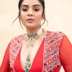 Sreemukhi Instagram - Dance ikon ✨ On @ahavideoin ✨ @oak_entertainments Styled by @greeshma_krishna.k Outfit - @maghuva.studio Jewellery - @karnikajewelshyd PC @chinthuu_klicks Make up @nookesh.malla Hair - @mahi_brand_ #sreemukhi #danceikon #aha #oakentertainments #styledbygkk
