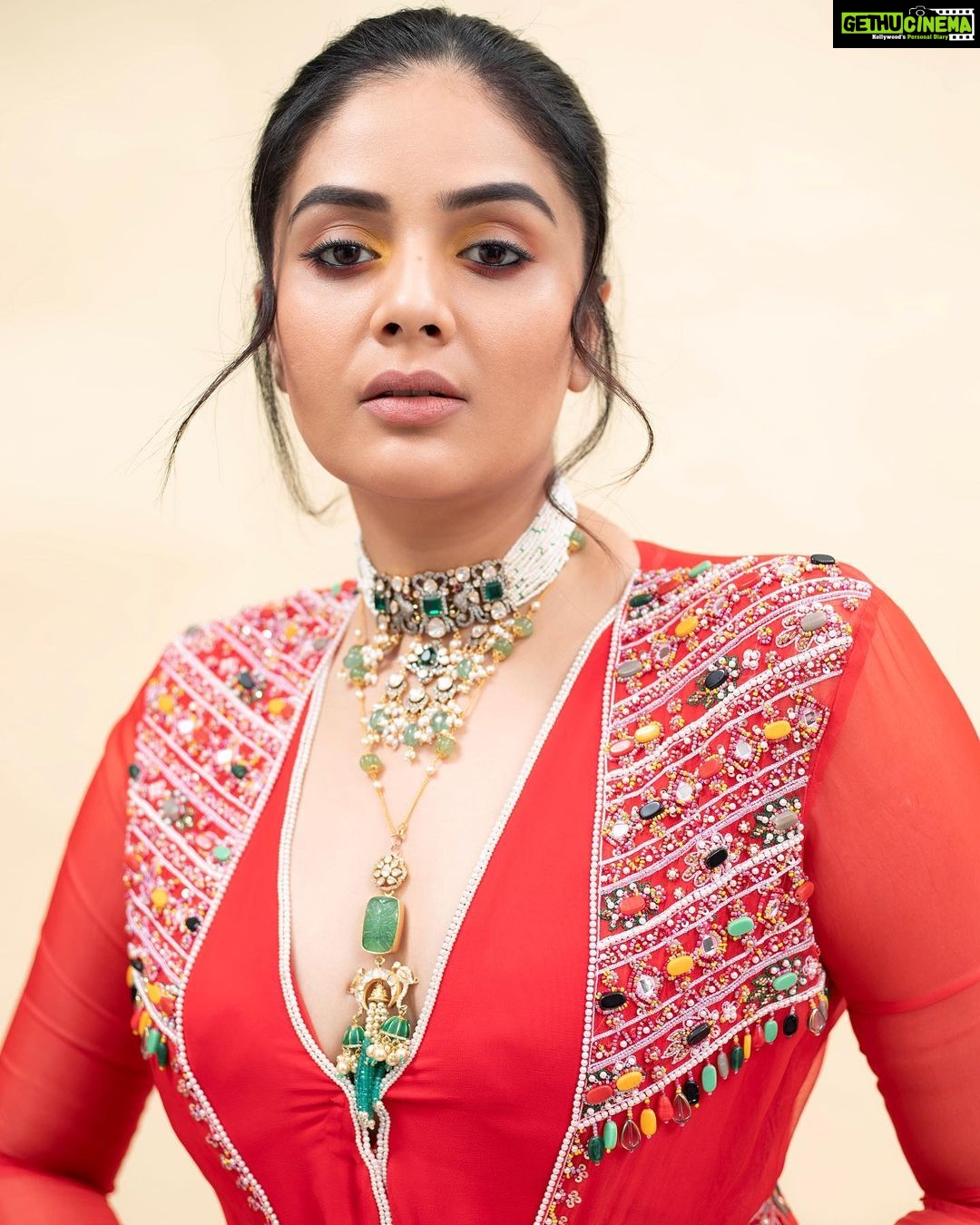 Sreemukhi Instagram - Dance ikon ✨ On @ahavideoin ✨ @oak_entertainments Styled by @greeshma_krishna.k Outfit - @maghuva.studio Jewellery - @karnikajewelshyd PC @chinthuu_klicks Make up @nookesh.malla Hair - @mahi_brand_ #sreemukhi #danceikon #aha #oakentertainments #styledbygkk