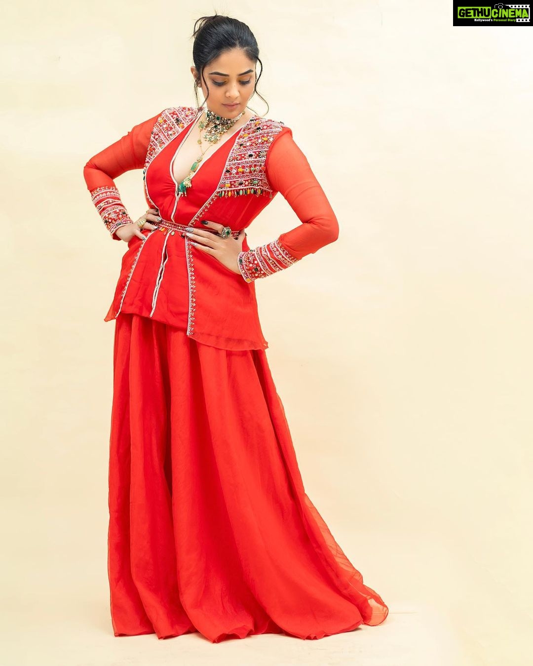 Sreemukhi Instagram - Dance ikon ✨ On @ahavideoin ✨ @oak_entertainments Styled by @greeshma_krishna.k Outfit - @maghuva.studio Jewellery - @karnikajewelshyd PC @chinthuu_klicks Make up @nookesh.malla Hair - @mahi_brand_ #sreemukhi #danceikon #aha #oakentertainments #styledbygkk
