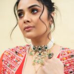 Sreemukhi Instagram - Dance ikon ✨ On @ahavideoin ✨ @oak_entertainments Styled by @greeshma_krishna.k Outfit - @maghuva.studio Jewellery - @karnikajewelshyd PC @chinthuu_klicks Make up @nookesh.malla Hair - @mahi_brand_ #sreemukhi #danceikon #aha #oakentertainments #styledbygkk