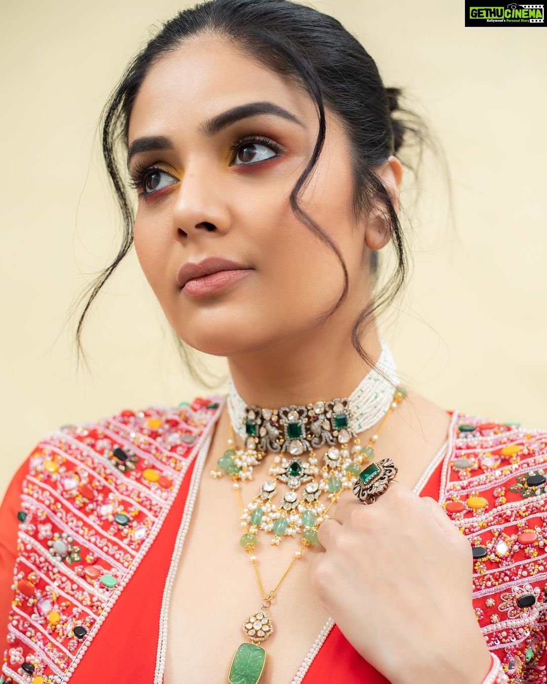 Sreemukhi Instagram - Dance ikon ✨ On @ahavideoin ✨ @oak_entertainments Styled by @greeshma_krishna.k Outfit - @maghuva.studio Jewellery - @karnikajewelshyd PC @chinthuu_klicks Make up @nookesh.malla Hair - @mahi_brand_ #sreemukhi #danceikon #aha #oakentertainments #styledbygkk
