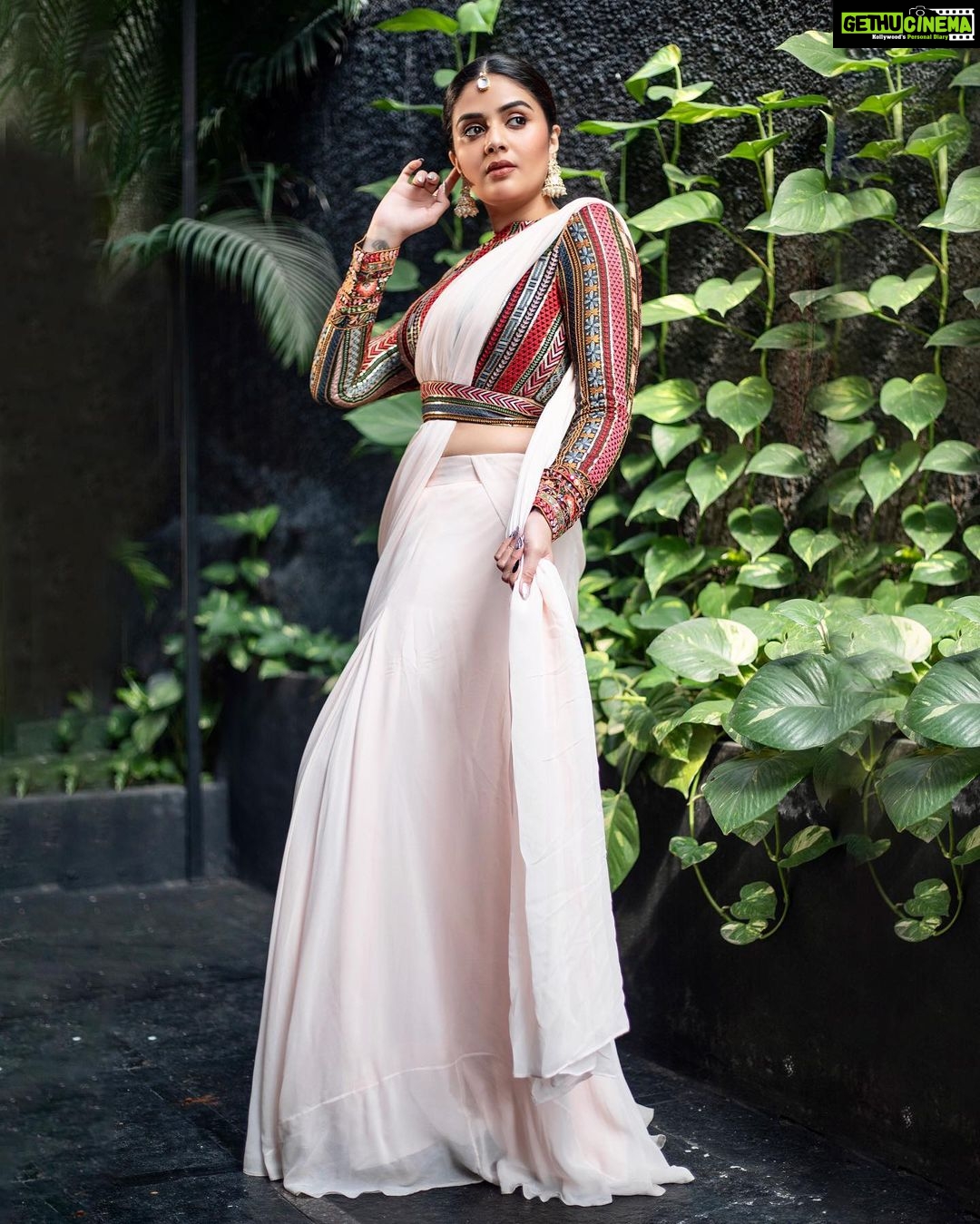 Sreemukhi Instagram - Aadivaaram with star maa parivaaram! ✨ On @starmaa every Sunday at 11 am! ✨ Styled by @greeshma_krishna.k Outfit - @maghuva.studio Earrings - @yuvi_collections PC @chinthuu_klicks Make up @nookesh.malla Hair @mahi_brand_ #sreemukhi #starmaa #aadivaaramwithstarmaaparivaaram #styledbygkk