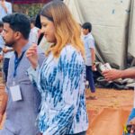 Sreevidya Nair Instagram – കുറച്ച് ദിവസം മുൻപേ ചന്ദ്രഗിരി സ്കൂളിൽ നിന്നൊരു കോൾ വന്നു.അവിടെ യൂത്ത് ഫെസ്റ്റിവൽ നടക്കുകയാണ്, കുട്ടികൾക്ക് ശ്രീവിദ്യയെ കാണാൻ ആഗ്രഹം ഉണ്ട് ഒന്ന് വരാൻ പറ്റുമോ എന്ന് ചോദിച്ചു. കമ്മിറ്റ് ചെയ്ത് വച്ച പ്രോഗ്രാമുകൾ ഉള്ളതുകൊണ്ട് വരാൻ കുറച്ച് ബുദ്ധിമുട്ട് ഉണ്ട് എന്ന് ഞാൻ പറഞ്ഞു. നോ പറയാൻ പ്രയാസം ഉള്ളതുകൊണ്ട് നോക്കാം എന്ന് പറഞ്ഞ് വച്ചു. ഒരു ഫംഗ്ഷൻ കഴിഞ്ഞ് ഞാൻ വീട്ടിൽ എത്തിയപ്പോഴേയ്ക്കും ചന്ദ്രഗിരി സ്കൂളിലെ ടീച്ചേഴ്സും പിടിഎ പ്രസിഡന്റും അടക്കം ഒരുപാട് പേർ വന്നു. കുട്ടികൾ സന്തോഷം ആവുന്നെങ്കിൽ ആയിക്കോട്ടെ എന്ന് ഞാനും വിചാരിച്ചു, പെട്ടെന്ന് ഒന്ന് വന്ന് പോകാം എന്ന് ഞാൻ സമ്മതിച്ചു.
എന്നെ കാത്ത് അവിടെ ഉണ്ടായിരുന്നത് ലൈഫിലെ ഏറ്റവും നല്ലൊരു നിമിഷം ആയിരുന്നു ❤️
@ghss_chandragiri