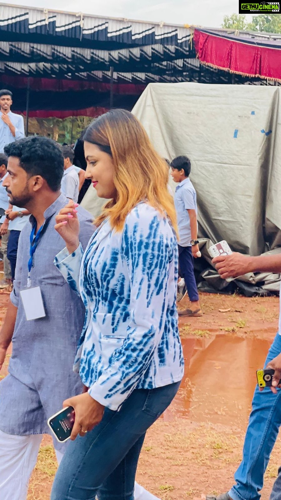 Sreevidya Nair Instagram - കുറച്ച് ദിവസം മുൻപേ ചന്ദ്രഗിരി സ്കൂളിൽ നിന്നൊരു കോൾ വന്നു.അവിടെ യൂത്ത് ഫെസ്റ്റിവൽ നടക്കുകയാണ്, കുട്ടികൾക്ക് ശ്രീവിദ്യയെ കാണാൻ ആഗ്രഹം ഉണ്ട് ഒന്ന് വരാൻ പറ്റുമോ എന്ന് ചോദിച്ചു. കമ്മിറ്റ് ചെയ്ത് വച്ച പ്രോഗ്രാമുകൾ ഉള്ളതുകൊണ്ട് വരാൻ കുറച്ച് ബുദ്ധിമുട്ട് ഉണ്ട് എന്ന് ഞാൻ പറഞ്ഞു. നോ പറയാൻ പ്രയാസം ഉള്ളതുകൊണ്ട് നോക്കാം എന്ന് പറഞ്ഞ് വച്ചു. ഒരു ഫംഗ്ഷൻ കഴിഞ്ഞ് ഞാൻ വീട്ടിൽ എത്തിയപ്പോഴേയ്ക്കും ചന്ദ്രഗിരി സ്കൂളിലെ ടീച്ചേഴ്സും പിടിഎ പ്രസിഡന്റും അടക്കം ഒരുപാട് പേർ വന്നു. കുട്ടികൾ സന്തോഷം ആവുന്നെങ്കിൽ ആയിക്കോട്ടെ എന്ന് ഞാനും വിചാരിച്ചു, പെട്ടെന്ന് ഒന്ന് വന്ന് പോകാം എന്ന് ഞാൻ സമ്മതിച്ചു. എന്നെ കാത്ത് അവിടെ ഉണ്ടായിരുന്നത് ലൈഫിലെ ഏറ്റവും നല്ലൊരു നിമിഷം ആയിരുന്നു ❤️ @ghss_chandragiri