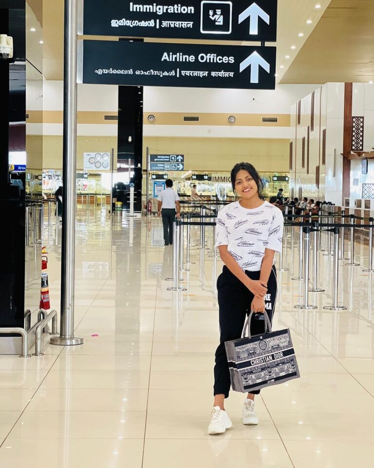 Sreevidya Nair Instagram - Dubai has always been a second home but this time I am super duper excited as it is my first international stage show 🥰 📷 @biljybaby Cochin International Airport