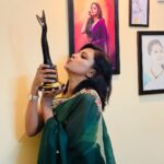 Sreevidya Nair Instagram - The journey from Kasaragod to till here wasn't so easy. Its all because of the tremendous support from my family which includes each and every one of you. Thank you so much for all the love and support poured on me till now. I am so overwhelmed to receive this award from "Kalabhavan Mani Foundation" for the best comedian (Female). Without your love it wouldn't have happened. I would like to also thank my mentor @anopjohn and all the team from Star Magic. Lots of Love 𝓢𝓻𝓮𝓮𝓿𝓲𝓭𝔂𝓪 𝓜𝓾𝓵𝓵𝓪𝓬𝓱𝓮𝓻𝔂 👗 @julahabyarchananair 💄 @_arya_jithins_makeover Thrissur
