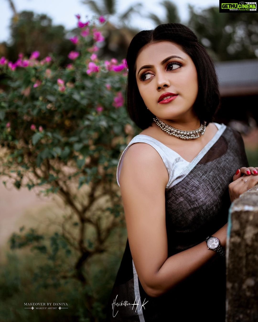Sreevidya Nair Instagram - Photography @harikuttanhk Make-up & Hair : @makeover_by_daniya_ @__michael__angel__ Costume @seemattitextiles Retouch @shyamku_ Shot on @sonyalphain α7M III @sonyalphakerala @godoxindiaofficial @godoxlighting