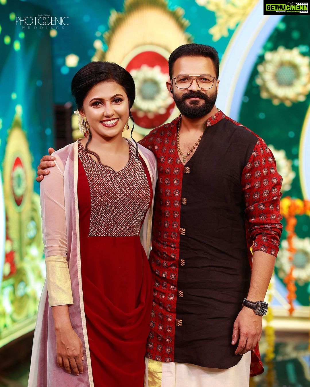 Sreevidya Nair - 53.1K Likes - Onam powered by Jayasurya 🌺😀
With Jayettan @actor_jayasurya
📷 @jinishphotogenic
👗 @aarya_sushanth_
💄 @arun_uthradam