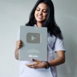 Sreevidya Nair Instagram - Expressing my unconditional love towards each one of you who stood behind me to achieve this beautiful Silver Play button for reaching 100K subscribers in Youtube. When i started this in February i had no clue that i will get this much support from my lovely people out there. This has been always a dream for me and once again thanking everyone for the love and support ☺️❤️ and also thanking my team @pournamivijayan @theanoopprakash @editorrajesh and the entire team of @sillymonksnt & @sillymonks.ent 🥰🙏 And a big hugs to none other than @rahul_ramchandrann for making this happen ♥️🥰 Beautiful moment captured by @randheerkr 🙏😀