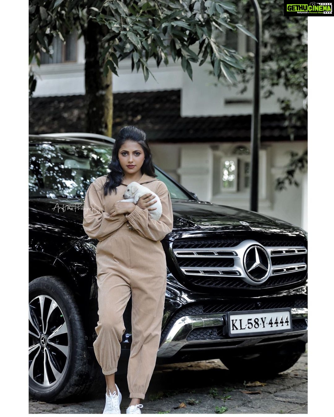 Sreevidya Nair - 57K Likes - Photography : @arif_ak_photography
Costumes : @ubh_inventor_of__fashion
Styling : @jinzy__george
Makup: @aswathivipul
Hair : @_arya_jithins_makeover
Retouch : @anoopanil
Location : @parakkatnatureresortmunnar