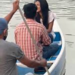 Sreevidya Nair Instagram - ഒരുപാട് നാളുകൾക്ക് ശേഷം ഇന്നലെ നാട്ടിൽ എത്തി. പ്രതീക്ഷിക്കാതെ ഫോട്ടോ എടുക്കാനായി ഫോട്ടോഗ്രാഫർ വന്നപ്പോൾ എവിടെ നോക്കിയാലും ഭംഗിയുള്ള എന്റെ നാട്ടിലെ ചന്ദ്രഗിരി പുഴയുടെ കടവിൽ ഫോട്ടോ എടുക്കാൻ തീരുമാനിച്ചു. അവിടെ ചെന്നപ്പോൾ അതാ കിടക്കുന്നു തോണി, അത് കണ്ടപ്പോൾ തന്നെ അതിൽ കയറി പുഴയിൽ ഒരു റൗണ്ട് അടിക്കാനുള്ള പൂതി, എന്റെ ഓർമ്മ ശരിയാണെങ്കിൽ അവസാനമായിട്ട് ഞാൻ തോണിയിൽ ചന്ദ്രഗിരി പുഴ കടന്നത് 10 വർഷം മുന്നെയാണ്. എന്റെ ആഗ്രഹം കേട്ട തോണി മുതലാളി മുനീറിച്ച ഇടം വലം നോക്കാതെ എന്നേം കൂട്ടി ചന്ദ്രഗിരി പുഴയിലൂടെ അതും പാലത്തിന്റെ അടിയിലൂടെ സൂര്യസ്തമയവും കണ്ട് ഒരു ഒന്ന് ഒന്നര റൗണ്ട് കറക്കി. With @unni_perumbala_ Perumbala, kasaragod