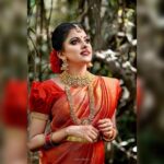 Sreevidya Nair Instagram - A bride is garnished with lot of adornments and embellishments on her wedding day . Because it is her big day and she needs to be protrude . With all the ornamentation on her ,all that makes her more beautiful is her smile 😊 Photography @handcraftfilms Saree @thebrandstorebyfebitha Ornaments @jhoomarbyparvathyraj Stylig @celery_designs Makeup nd hairstyle @abilashchicku