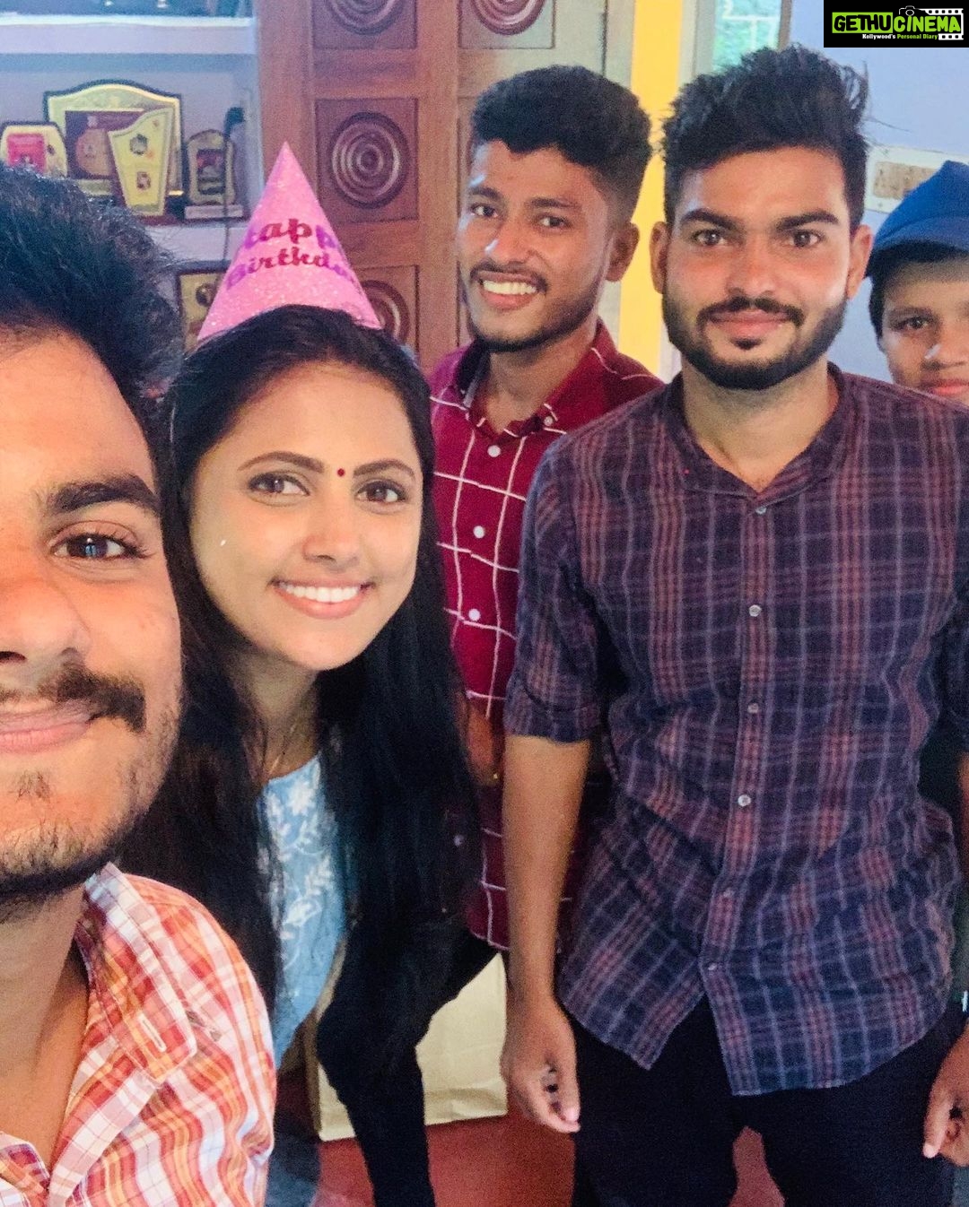 Sreevidya Nair Instagram - ജീവിതത്തിൽ ആദ്യമായിട്ടാണ് പിറന്നാള് ദിവസം ഇത്ര അധികം 🍰 കട്ട് ചെയ്യുന്നത് 😍😍 വീട്ടിലേക്ക് വന്ന എല്ലാർക്കും സമ്മാനങ്ങൾ തന്നവർക് .. messeges അയച്ചവർക് ഒരുപാട് നന്ദി 😍😍😍 Kasaragod, Kerala, India