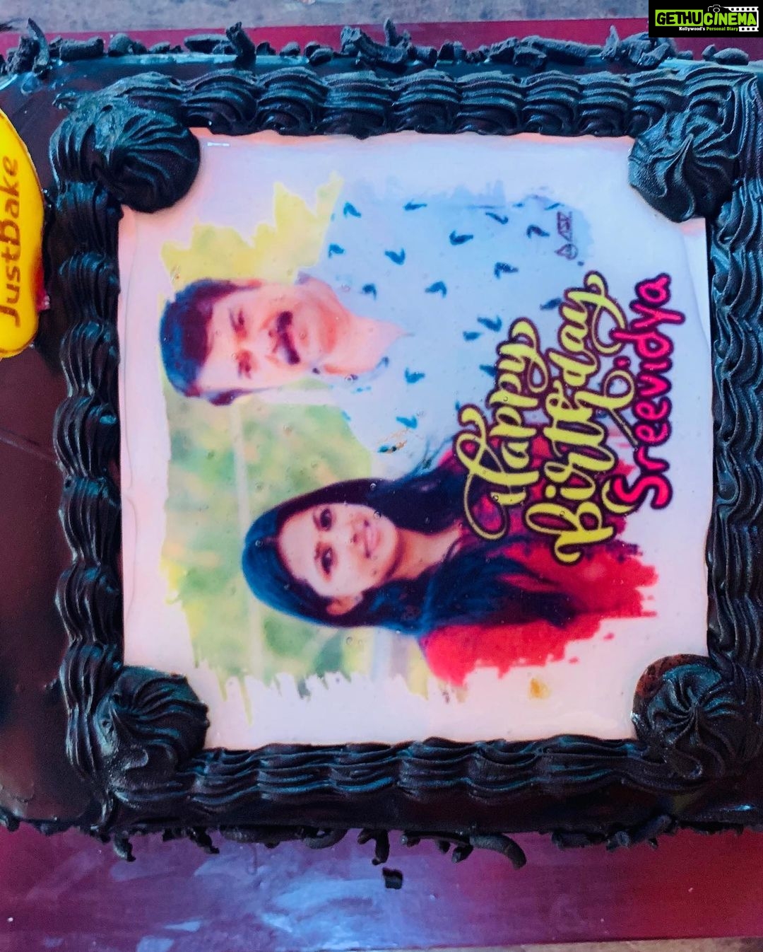 Sreevidya Nair Instagram - ജീവിതത്തിൽ ആദ്യമായിട്ടാണ് പിറന്നാള് ദിവസം ഇത്ര അധികം 🍰 കട്ട് ചെയ്യുന്നത് 😍😍 വീട്ടിലേക്ക് വന്ന എല്ലാർക്കും സമ്മാനങ്ങൾ തന്നവർക് .. messeges അയച്ചവർക് ഒരുപാട് നന്ദി 😍😍😍 Kasaragod, Kerala, India