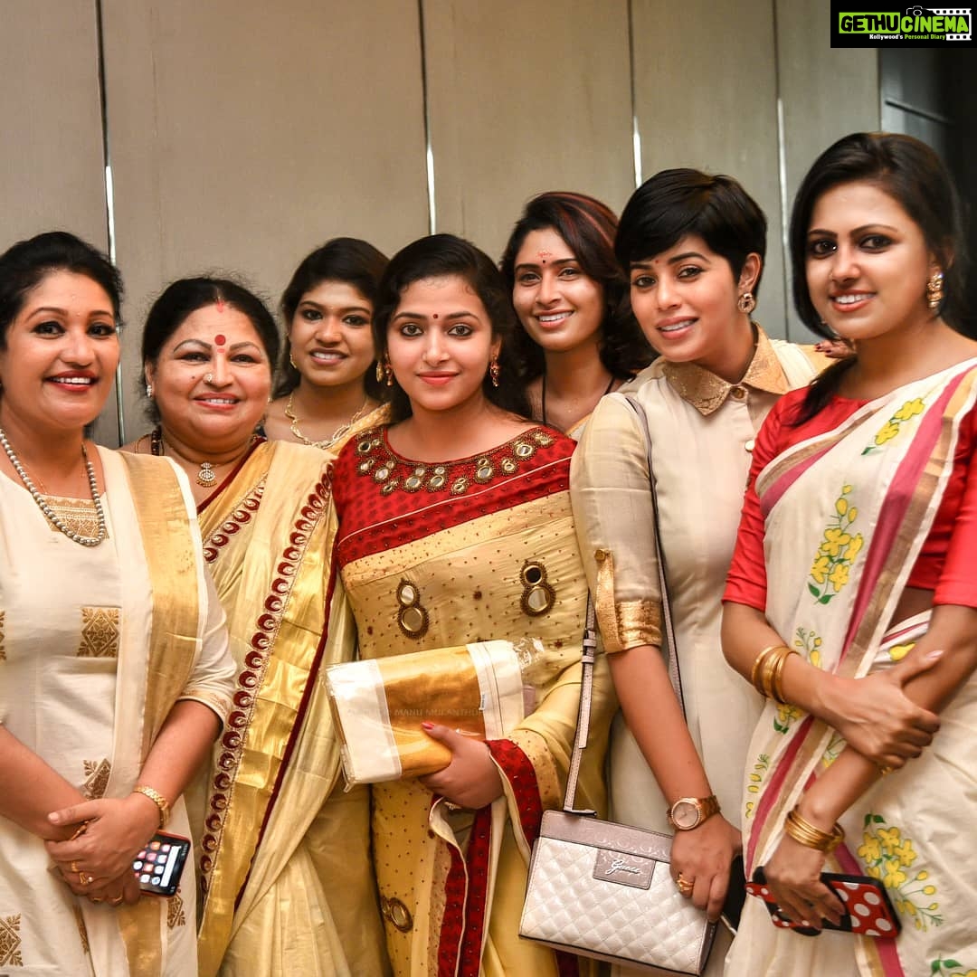 Sreevidya Nair Instagram - Onam with team kuttanadan blog.. @shamnakasim_p @anu_sithara ## Theznikhan##ponnammababu## Crowne Plaza Kochi