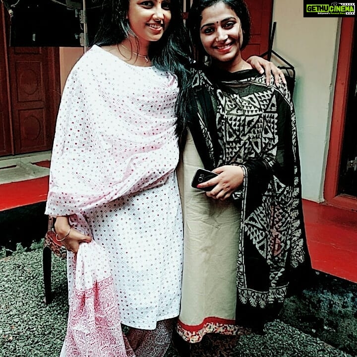Sreevidya Nair Instagram - Kuttanadan blog location still😍😍wth anuchechi @anu_sithara Behind the click... vishuettan😄😄 Changanacherry