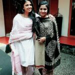 Sreevidya Nair Instagram - Kuttanadan blog location still😍😍wth anuchechi @anu_sithara Behind the click... vishuettan😄😄 Changanacherry