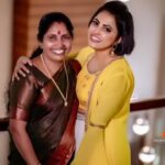 Sreevidya Nair Instagram – എല്ലാവരും പറയും ഞാൻ അമ്മയുടെ കോപ്പി പേസ്റ്റ് ആണെന്ന്,ഞാനും അങ്ങനെ തന്നെയാണ് വിചാരിച്ചിരുന്നത്. ഞാൻ ഇപ്പോൾ എങ്ങനെയാണോ അതുപോലെ തന്നെ ആയിരുന്നു അമ്മയും എന്റെ പ്രായത്തിൽ.അമ്മ ഒരുപാട് സംസാരിക്കും, അതുപോലെ എലാവരെയും entertain ചെയ്യും. പക്ഷേ ഒരു പോയിന്റ് എത്തിയപ്പോൾ എനിക്ക് മനസിലായി എന്നെക്കാളും എത്രയോ മുകളിലാണ് അമ്മയെന്ന്, കാരണം എന്റെ കുടുംബത്തിനെ നല്ലോണം നോക്കുന്നതും, എല്ലാവരെയും നല്ലോണം സ്നേഹിക്കുന്നതിലും അമ്മ മുൻപന്തിയിലായിരുന്നു. പിന്നെ അമ്മയുടെ ക്ലാസ്സ്‌മേറ്റ്സ് പറയുന്നത് കേട്ടിട്ടുണ്ട് അമ്മ നല്ലോണം പഠിക്കുന്ന കൂട്ടത്തിലായിരുന്നുവെന്നും അതുപോലെ തന്നെ ഒരു ഹൌസ് വൈഫ്‌ ആയി ഒതുങ്ങി കൂടേണ്ട ആൾ അല്ലായിരുന്നുവെന്ന്. ഞാൻ ലൈഫിൽ എന്ത് നേടിയാലും ഞാൻ ആദ്യം വിളിക്കുന്നതും അത് അറിയിക്കുന്നതും എന്റെ അമ്മയോടാണ്. അമ്മയ്ക്ക് നേടാൻ പറ്റാത്തതിൽ പലതും ഞാൻ എന്റെ അമ്മയ്ക്ക് നേടി കൊടുക്കുമെന്ന് വിശ്വാസത്തോടെ Happy Birthday my dear Amma 🥰❤️ @vasantha_k_nair