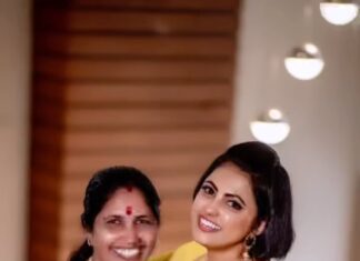Sreevidya Nair Instagram - എല്ലാവരും പറയും ഞാൻ അമ്മയുടെ കോപ്പി പേസ്റ്റ് ആണെന്ന്,ഞാനും അങ്ങനെ തന്നെയാണ് വിചാരിച്ചിരുന്നത്. ഞാൻ ഇപ്പോൾ എങ്ങനെയാണോ അതുപോലെ തന്നെ ആയിരുന്നു അമ്മയും എന്റെ പ്രായത്തിൽ.അമ്മ ഒരുപാട് സംസാരിക്കും, അതുപോലെ എലാവരെയും entertain ചെയ്യും. പക്ഷേ ഒരു പോയിന്റ് എത്തിയപ്പോൾ എനിക്ക് മനസിലായി എന്നെക്കാളും എത്രയോ മുകളിലാണ് അമ്മയെന്ന്, കാരണം എന്റെ കുടുംബത്തിനെ നല്ലോണം നോക്കുന്നതും, എല്ലാവരെയും നല്ലോണം സ്നേഹിക്കുന്നതിലും അമ്മ മുൻപന്തിയിലായിരുന്നു. പിന്നെ അമ്മയുടെ ക്ലാസ്സ്‌മേറ്റ്സ് പറയുന്നത് കേട്ടിട്ടുണ്ട് അമ്മ നല്ലോണം പഠിക്കുന്ന കൂട്ടത്തിലായിരുന്നുവെന്നും അതുപോലെ തന്നെ ഒരു ഹൌസ് വൈഫ്‌ ആയി ഒതുങ്ങി കൂടേണ്ട ആൾ അല്ലായിരുന്നുവെന്ന്. ഞാൻ ലൈഫിൽ എന്ത് നേടിയാലും ഞാൻ ആദ്യം വിളിക്കുന്നതും അത് അറിയിക്കുന്നതും എന്റെ അമ്മയോടാണ്. അമ്മയ്ക്ക് നേടാൻ പറ്റാത്തതിൽ പലതും ഞാൻ എന്റെ അമ്മയ്ക്ക് നേടി കൊടുക്കുമെന്ന് വിശ്വാസത്തോടെ Happy Birthday my dear Amma 🥰❤️ @vasantha_k_nair