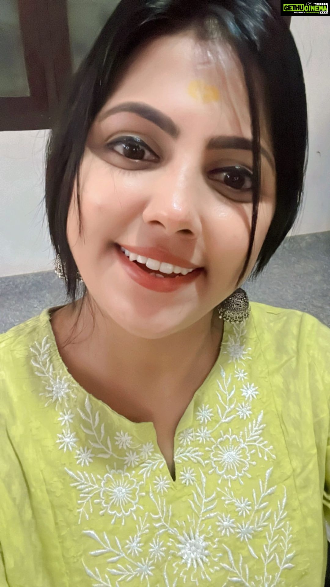 Sreevidya Nair Instagram - Are you a #GlowGetter? The new Plum Vitamin C skincare range has helped me take my skincare game to the next level! You all know that I am a fan of their Vit C serum and now with the complete range there's nothing else my skin needs. All the products in this rang are filled with the goodness of Ethyl Ascorbic Acid, Kakadu Plum and Japanese Mandarin with each product working dedicatedly onmy skin and enhancing my natural glow. Here's the details of all the products: Vitamin C facewash 1.5% Vitamin C toner 15% Vitamin C serum 3% Vitamin C moisturizer A healthy diet and an active lifestyle coupled with my favorite Vitamin C range has really helped the go-getter in me to be a #GlowGetter! Hurry, get your hands on this beautiful range and don't forget to use my code SREVC10 for a 10% discount on plumgoodness.com Website link- https://bit.ly/3rgIuef #GlowGetter #CTheGlow #VitaminC #PlumGoodness #CleanRealGood #TalkCleanToMe