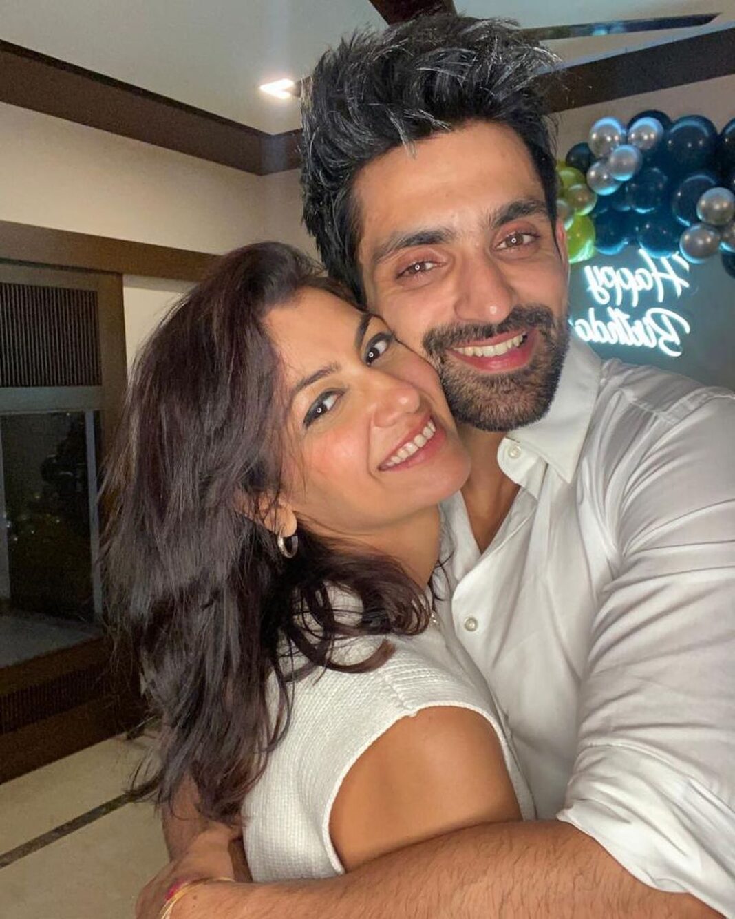 Sriti Jha Instagram - I don’t think I absolutely adore anyone like I adore you. Tu janta bhi nahi hai tu kitna zaruri hai Woh dost bohot zaruri hote hain jinke saath aap pade reh sakte hain. I love you so much ek din skull crush kar dungi tera Happy birthday momo! @arjitaneja