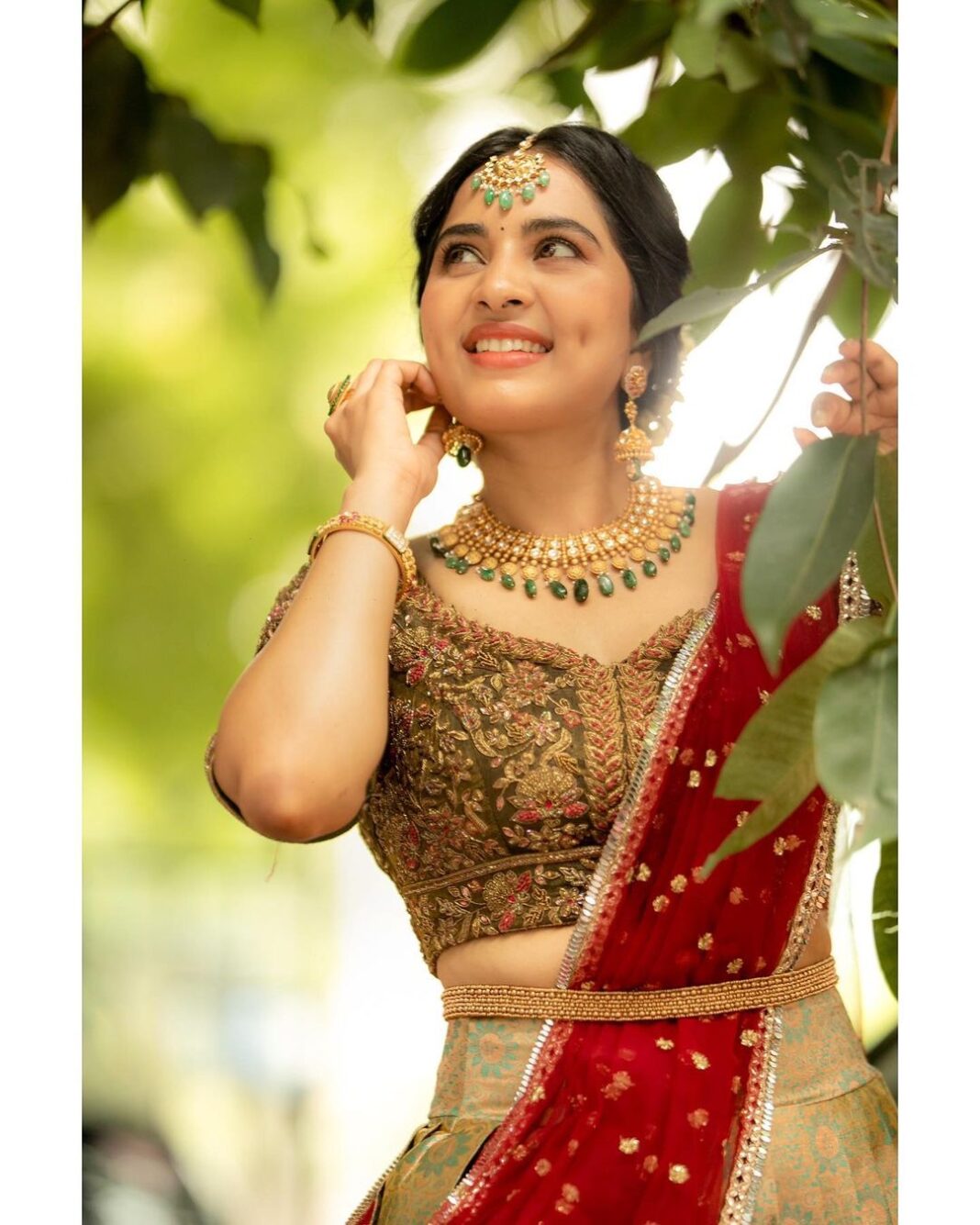 Srushti Dange Instagram - Let us light up lives with hopes and dreams. Happy Diwali 🪔✨💫 Designer -: @nirali_design_house Makeup 💄-: @makeup_by_kez Hairdo by @banu_hairstylist_sareedrapist Jewellery by @challani_jewellery Photography by @camerasenthil Shoot organized by @rrajeshananda