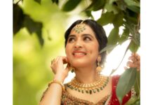 Srushti Dange Instagram - Let us light up lives with hopes and dreams. Happy Diwali 🪔✨💫 Designer -: @nirali_design_house Makeup 💄-: @makeup_by_kez Hairdo by @banu_hairstylist_sareedrapist Jewellery by @challani_jewellery Photography by @camerasenthil Shoot organized by @rrajeshananda