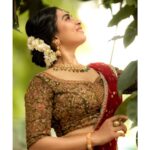 Srushti Dange Instagram – Let us light up lives with hopes and dreams. Happy Diwali 🪔✨💫

Designer -: @nirali_design_house 
Makeup 💄-: @makeup_by_kez 
Hairdo by @banu_hairstylist_sareedrapist 
Jewellery by @challani_jewellery 
Photography by @camerasenthil 
Shoot organized by @rrajeshananda