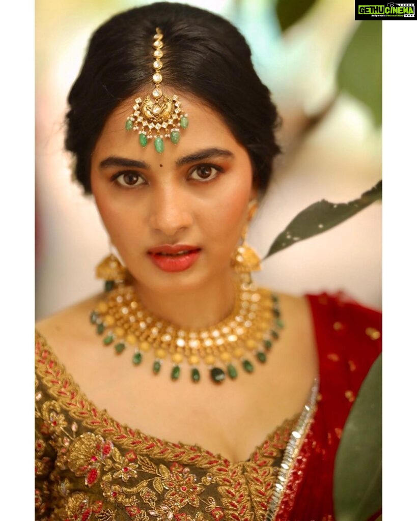 Srushti Dange Instagram - Let us light up lives with hopes and dreams. Happy Diwali 🪔✨💫 Designer -: @nirali_design_house Makeup 💄-: @makeup_by_kez Hairdo by @banu_hairstylist_sareedrapist Jewellery by @challani_jewellery Photography by @camerasenthil Shoot organized by @rrajeshananda