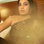 Srushti Dange Instagram - 🖤 Design by @sameenasofficial MUA 💄 by @mac3makeoverstudio Styled by @navadevi.rajkumar Photographer by @jay_editz_ @moxieforum