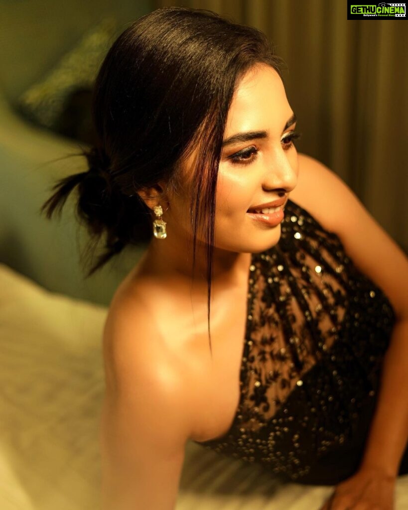 Srushti Dange Instagram - 🖤 Design by @sameenasofficial MUA 💄 by @mac3makeoverstudio Styled by @navadevi.rajkumar Photographer by @jay_editz_ @moxieforum