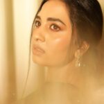 Srushti Dange Instagram - 🖤 Design by @sameenasofficial MUA 💄 by @mac3makeoverstudio Styled by @navadevi.rajkumar Photographer by @jay_editz_ @moxieforum