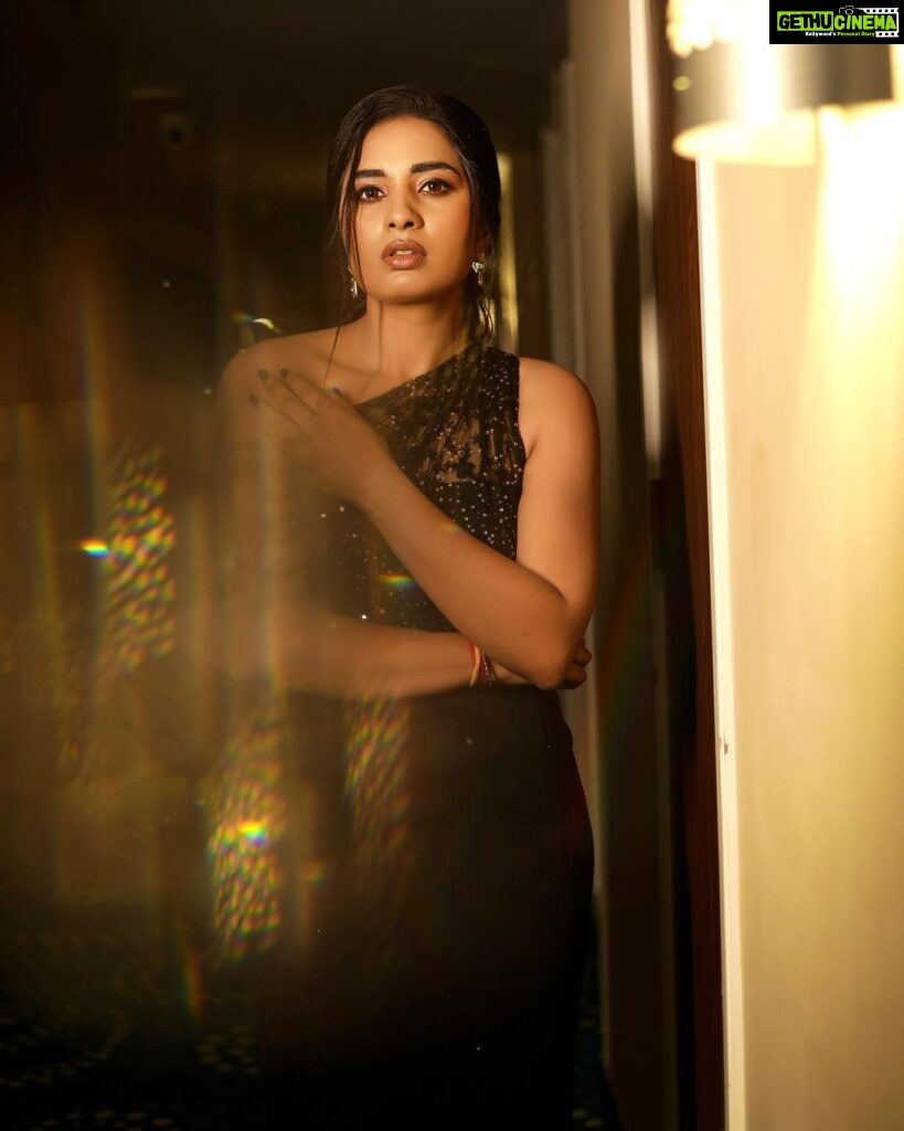 Srushti Dange Instagram - 🖤 Design by @sameenasofficial MUA 💄 by @mac3makeoverstudio Styled by @navadevi.rajkumar Photographer by @jay_editz_ @moxieforum