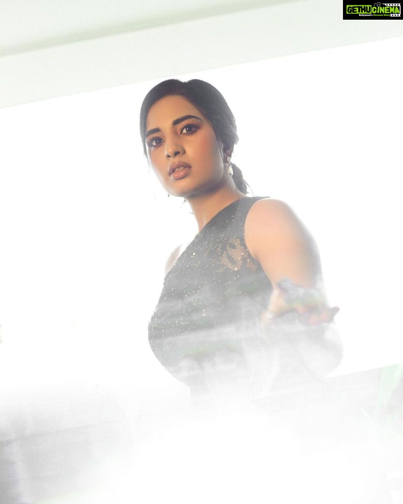 Srushti Dange Instagram - 🖤 Design by @sameenasofficial MUA 💄 by @mac3makeoverstudio Styled by @navadevi.rajkumar Photographer by @jay_editz_ @moxieforum