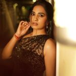 Srushti Dange Instagram - 🖤 Design by @sameenasofficial MUA 💄 by @mac3makeoverstudio Styled by @navadevi.rajkumar Photographer by @jay_editz_ @moxieforum