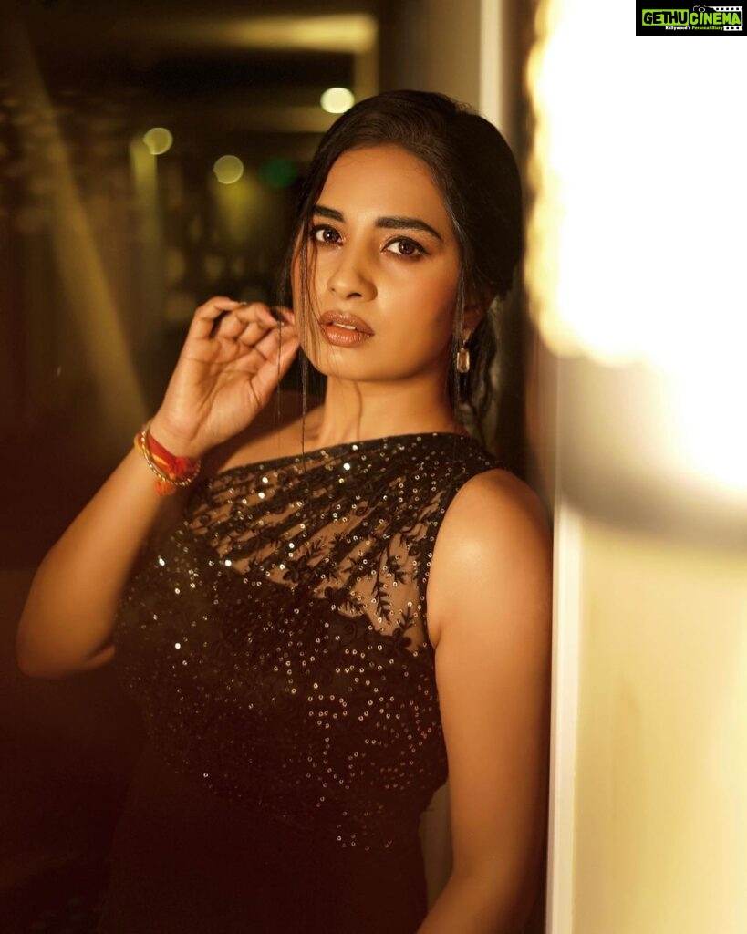 Srushti Dange Instagram - 🖤 Design by @sameenasofficial MUA 💄 by @mac3makeoverstudio Styled by @navadevi.rajkumar Photographer by @jay_editz_ @moxieforum