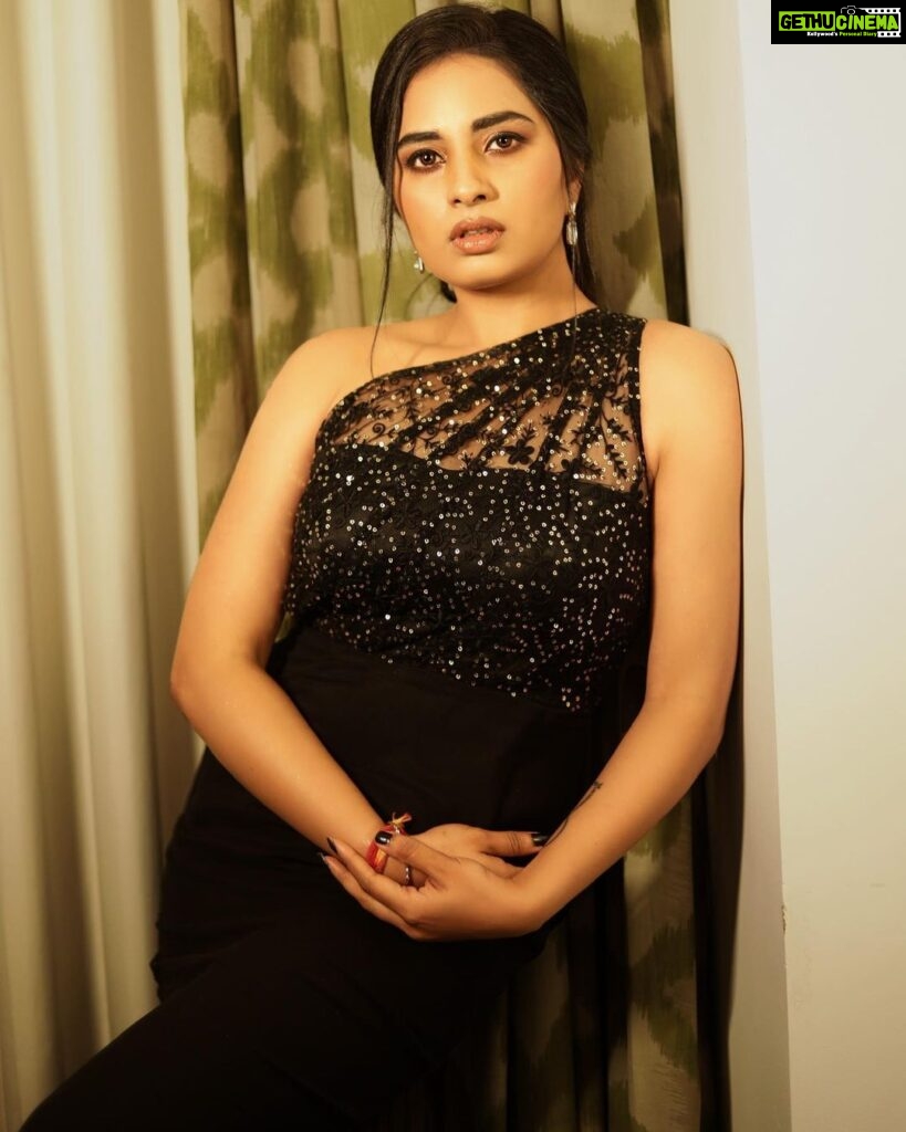 Srushti Dange Instagram - ⚫️ it’s an unstoppable force♠️ Design by @sameenasofficial MUA💄 @mac3makeoverstudio & team Styled by @navadevi.rajkumar Photographer by @jay_editz_ @moxieforum