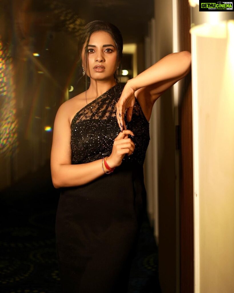 Srushti Dange Instagram - ⚫️ it’s an unstoppable force♠️ Design by @sameenasofficial MUA💄 @mac3makeoverstudio & team Styled by @navadevi.rajkumar Photographer by @jay_editz_ @moxieforum